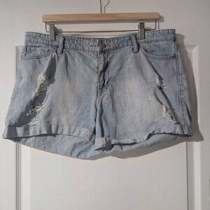 Gap | Sexy Boyfriend Shorts in Distressed Light Wash
